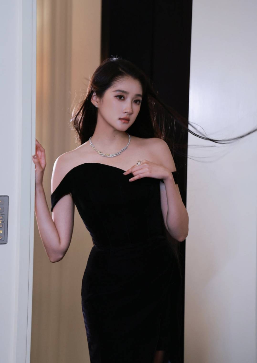 关晓彤“黑天鹅”造型杀疯了！网友：这姐杀回95花TOP了