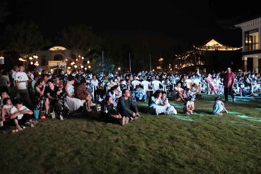 真美！金山的花海上空数百架无人机拼字告白